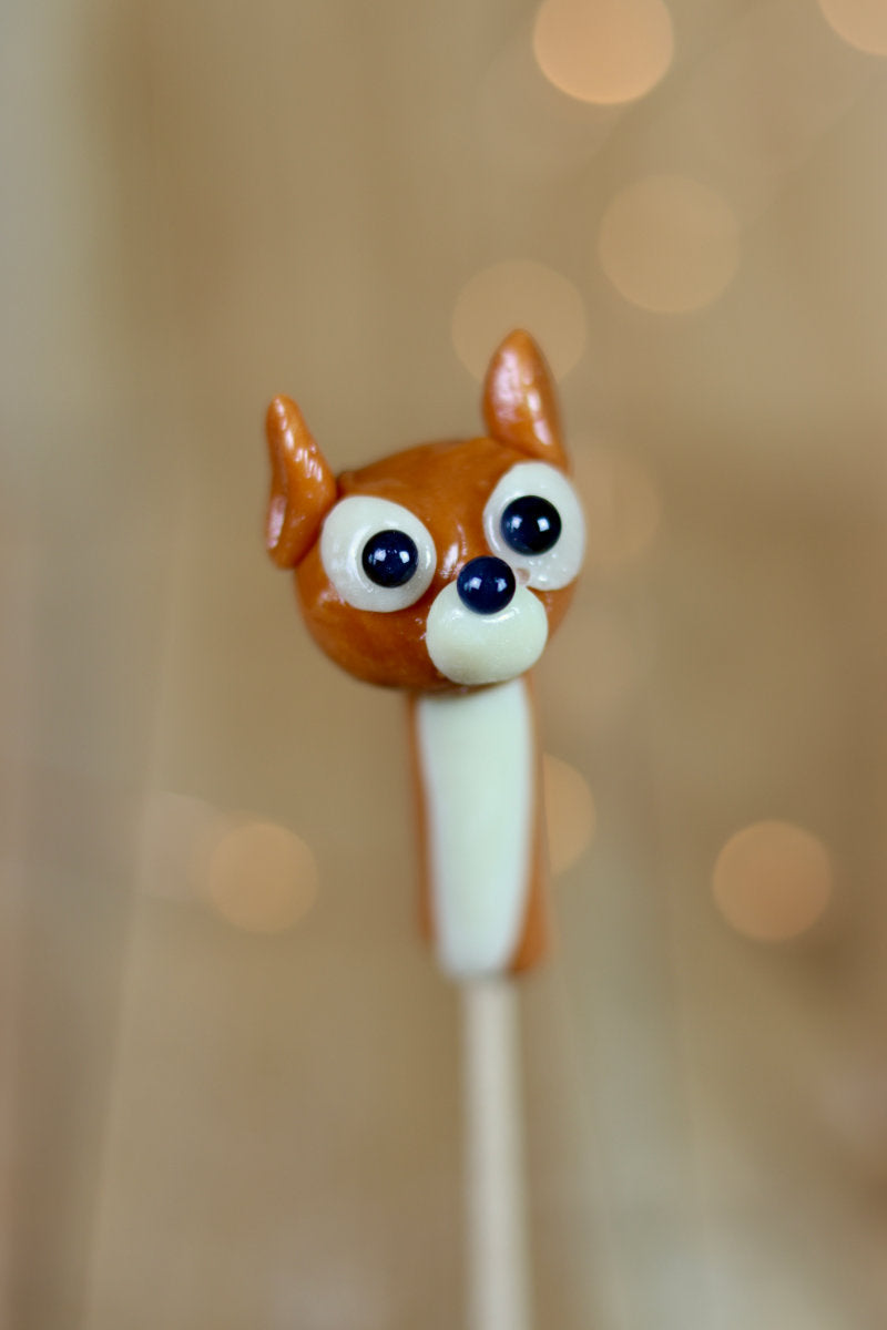 Sucette sculptée en forme de biche au cola et à la vanille