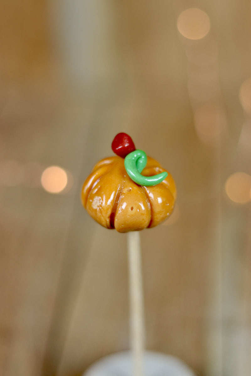Sucette en forme de citrouille au caramel beurre salé