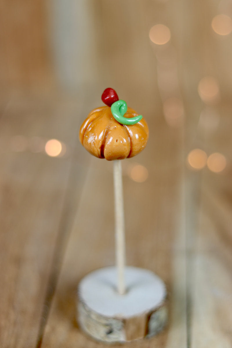 Sucette en forme de citrouille au caramel beurre salé