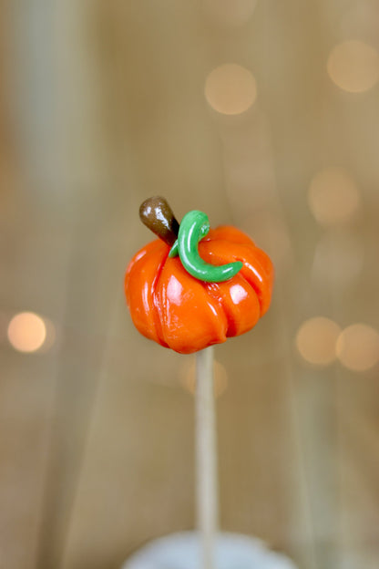 Sucette en forme de citrouille de couleur orange à la pêche et à la cerise 