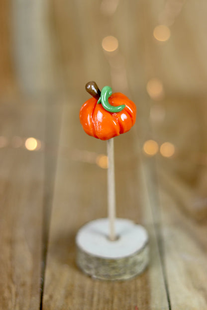 Sucette en forme de citrouille de couleur orange à la pêche et à la cerise 