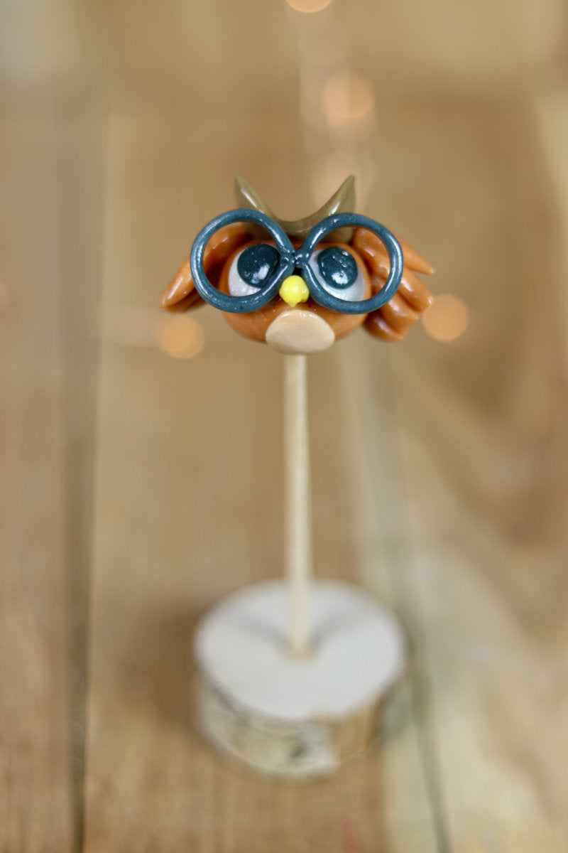 Une sucette sculptée en forme de hibou au cola, avec des lunettes