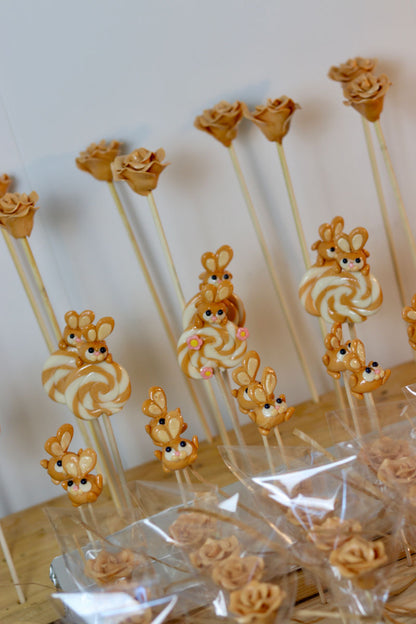 Production de sucette au caramel beurre salé dans notre atelier en Bourgogne. Des sucettes sculptées en forme de rose et de lapin. 