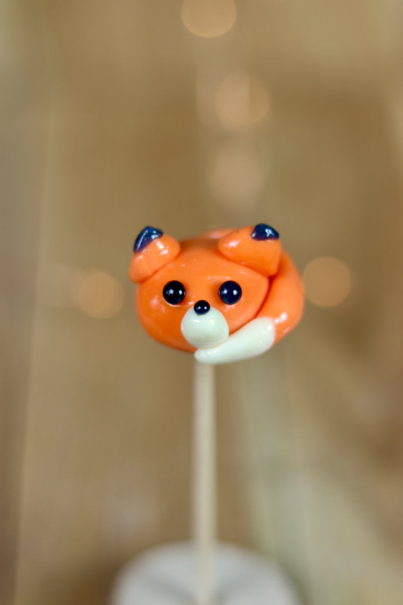 Sucette sculptée en forme de renard à la pêche et à la cerise. 
