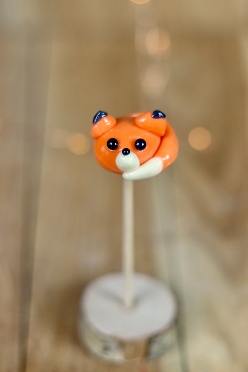Sucette sculptée en forme de renard à la pêche et à la cerise. 