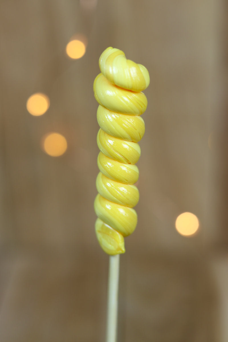 Une sucette artisanale à la banane fabriqué dans notre atelier en Bourgogne