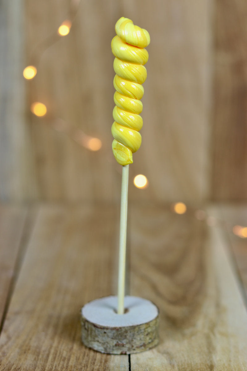Une sucette artisanale à la banane fabriqué dans notre atelier en Bourgogne
