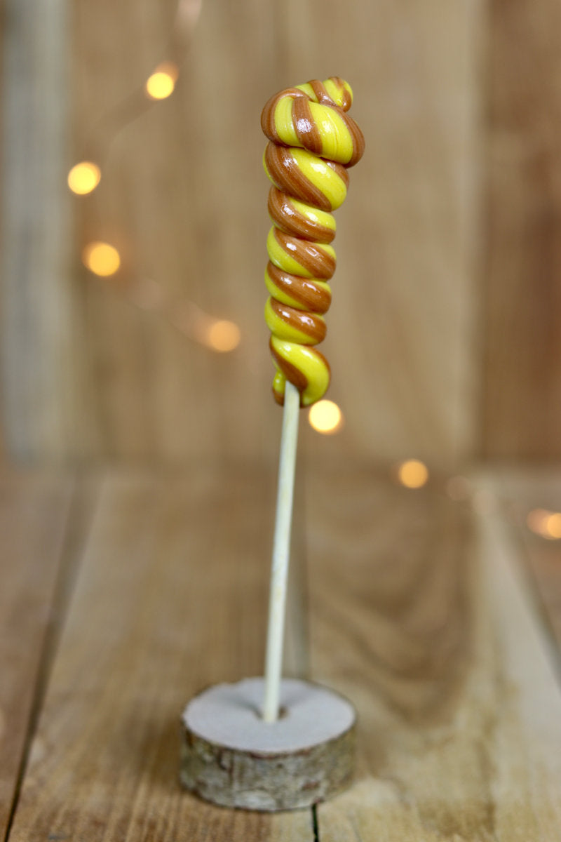 Une sucette torsade artisanale fabriquée dans notre atelier en Bourgogne