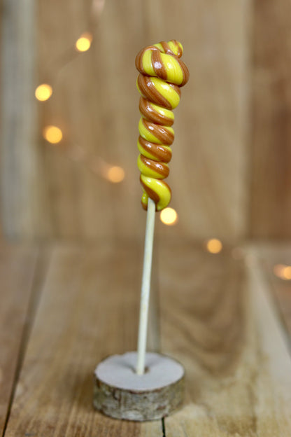 Une sucette torsade artisanale fabriquée dans notre atelier en Bourgogne