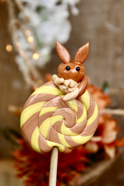 Sucette artisanale en forme d'Evoli à la banane et au spéculoos en gros plan