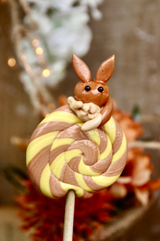 Sucette artisanale en forme d'Evoli à la banane et au spéculoos en gros plan