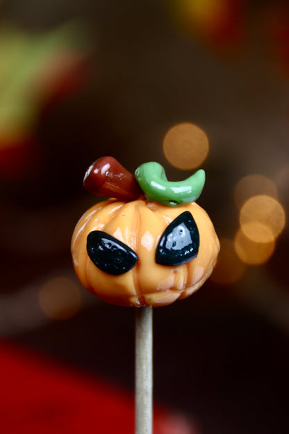 Sucette sculptée Halloween citrouille orange - Gros plan détaillé artisan français