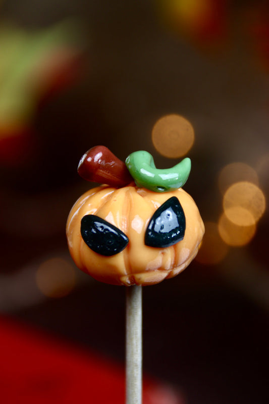 Sucette sculptée Halloween citrouille orange - Gros plan détaillé artisan français