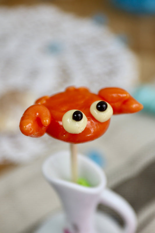 Une sucette en forme de crabe à l'orange  sculptée à la main