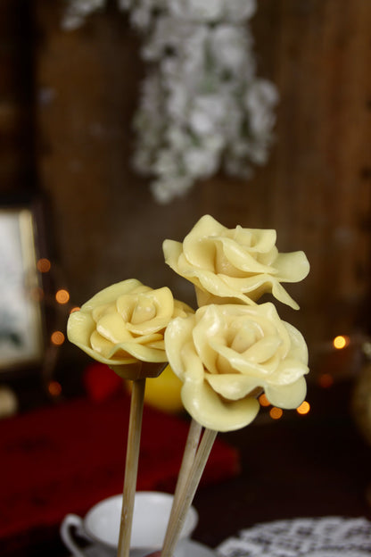 Des sucettes en formes de fleurs à la pêche pour composer un bouquet