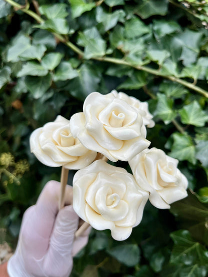Un bouquet de sucette en forme de fleur au citron dans un décor de printemps
