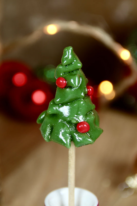 Sucette artisanale en forme de sapin à la pomme en gros plan