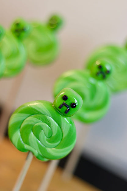 Sucette foraine Minecraft à la pomme dans notre atelier de fabrication