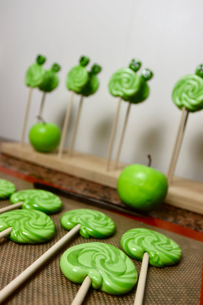 Sucette foraine creeper à la pomme en fabrication