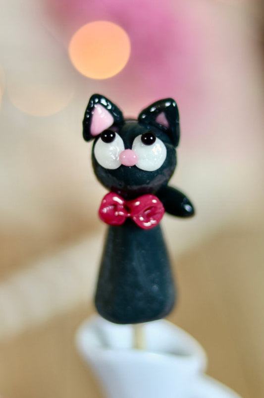 Sucette sculptée en forme de chat au cassis en gros plan