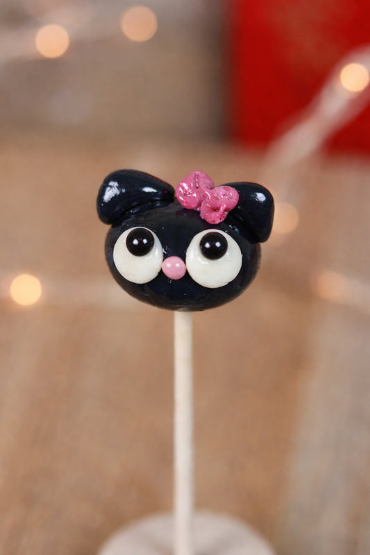 Sucette sculptée en forme de chat noir au cassis 