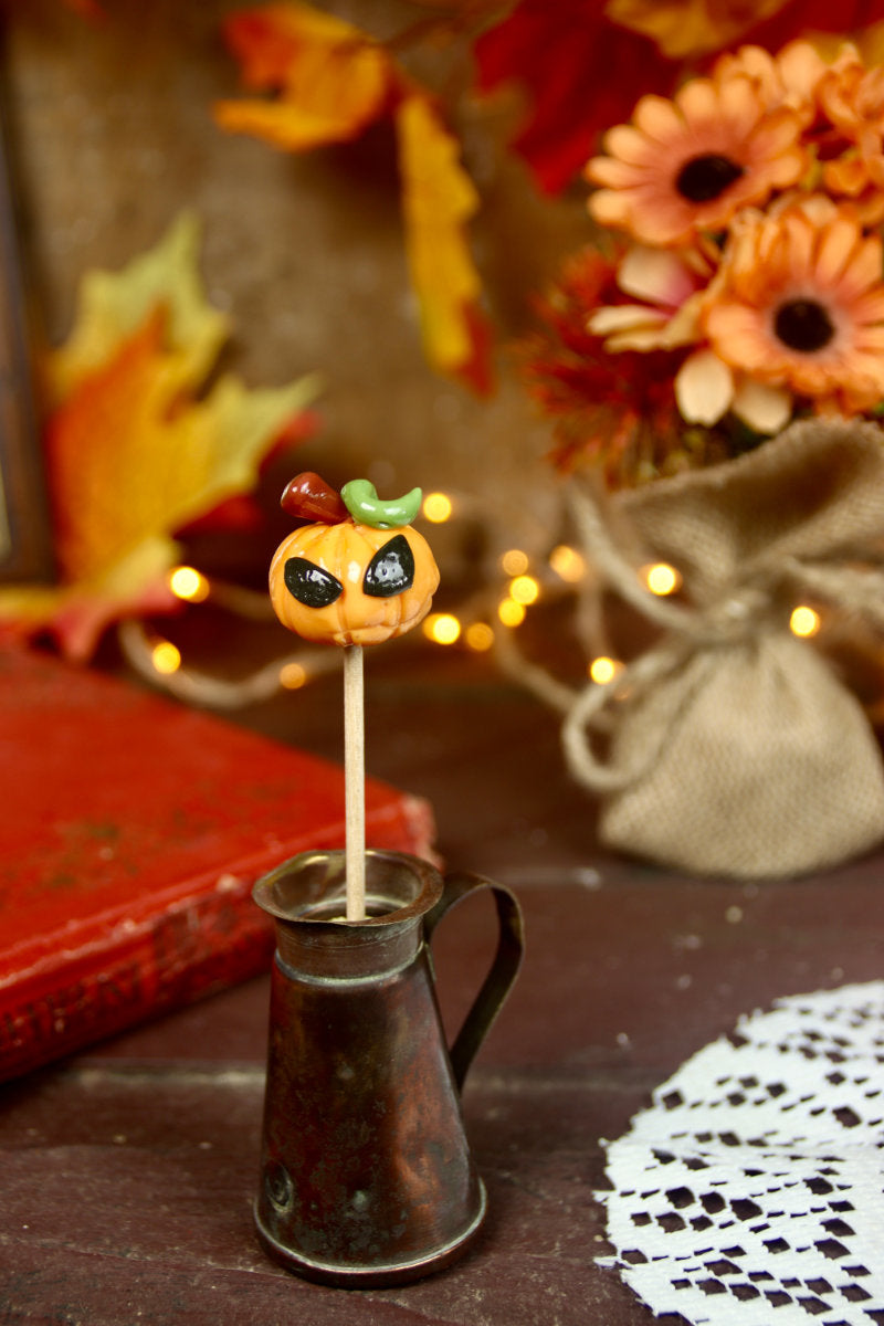 Sucette Halloween citrouille dans décor féerique vintage - Ambiance magique artisanale