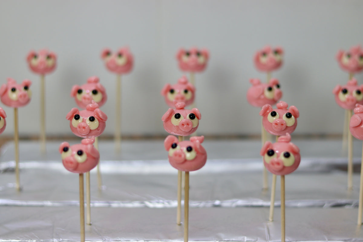 Sucette sculptée en forme de cochon à la fraise dans l'atelier de fabrication