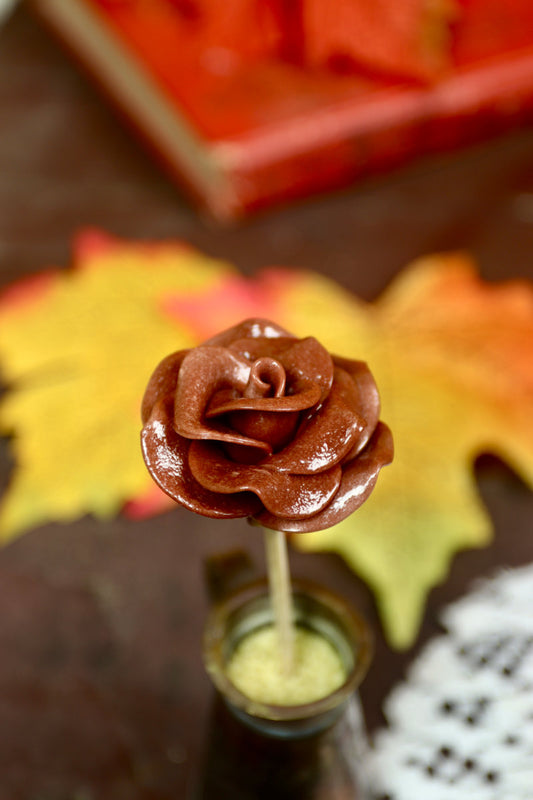Sucette en forme de rose parfum cacao, sculptée à la main, avec texture chocolatée