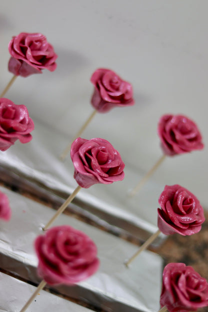 Sucette sculptée en forme de rose à la cerise dans un atelier francais