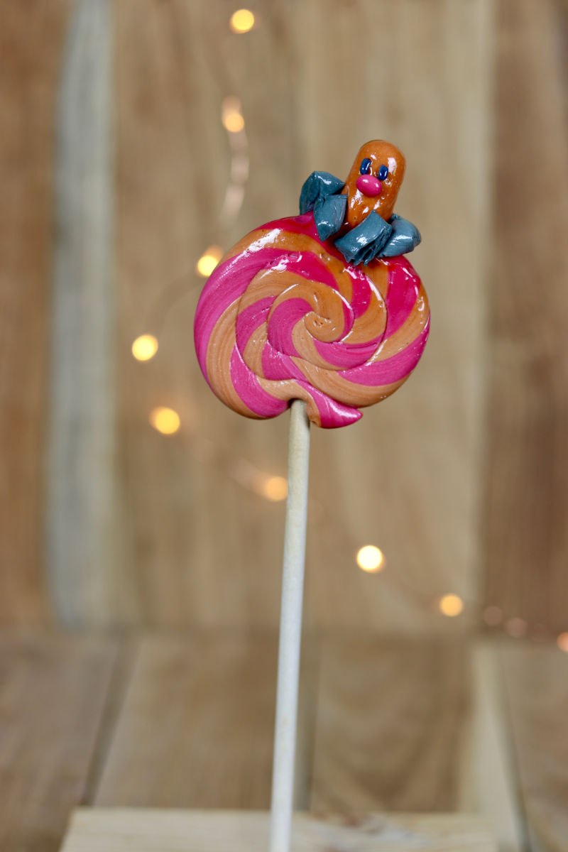 Une sucette foraine artisanale au cola et à la cerise ave un Pokémon Taupiqueur sculptée dessus