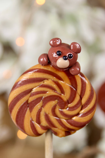 Sucette foraine peluche cacao caramel beurre salé en gros plan