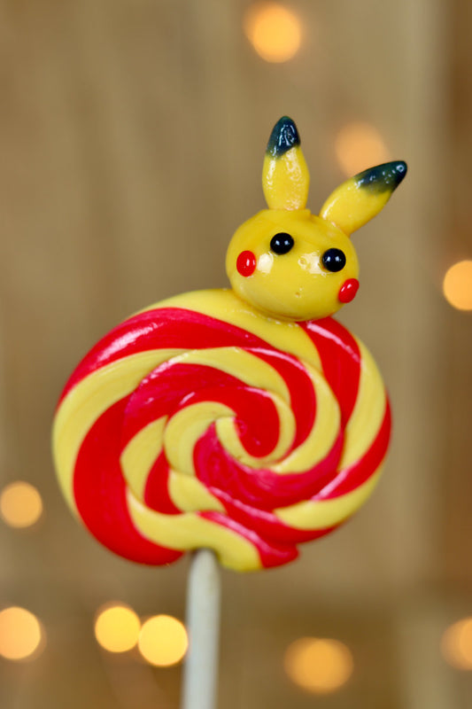 Sucette foraine banane cerise avec un pikachu sculptée à la banane dessus