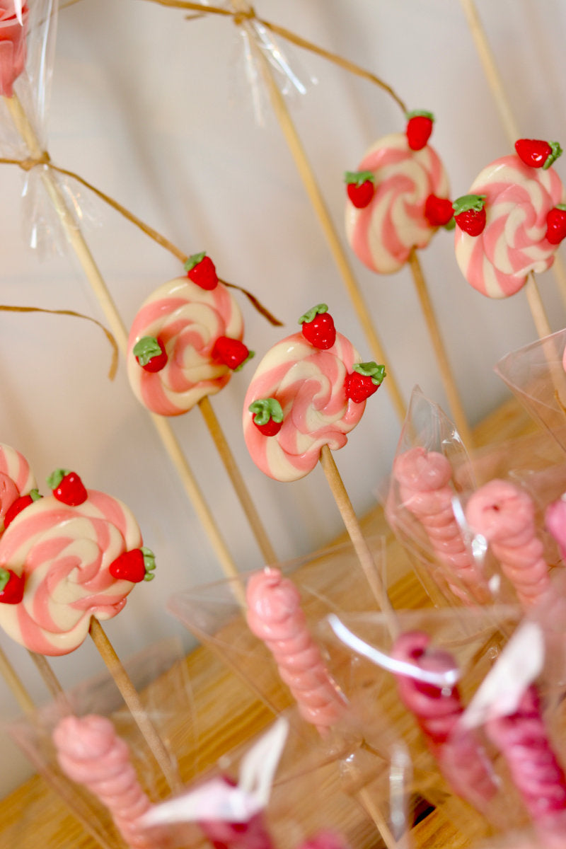 Sucette foraine vanille fraise dans l'atelier de fabrication en Bourgogne
