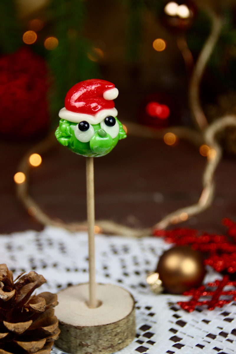 Sucette en forme de grince dans un décor de noel 