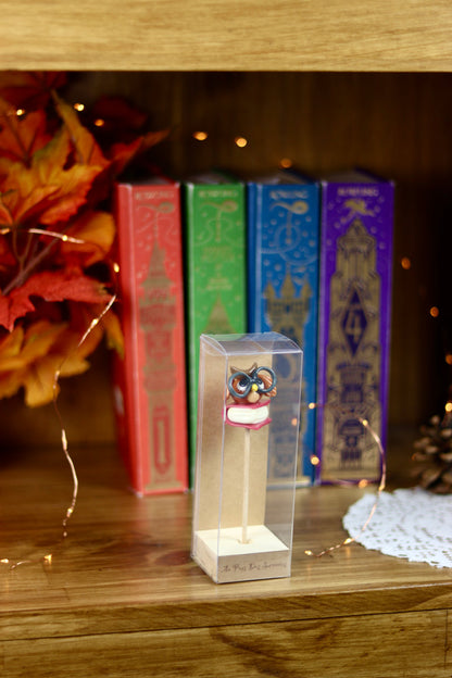 Sucette sculptée en forme de hibou avec des lunettes sur un live à la cerise et au citron