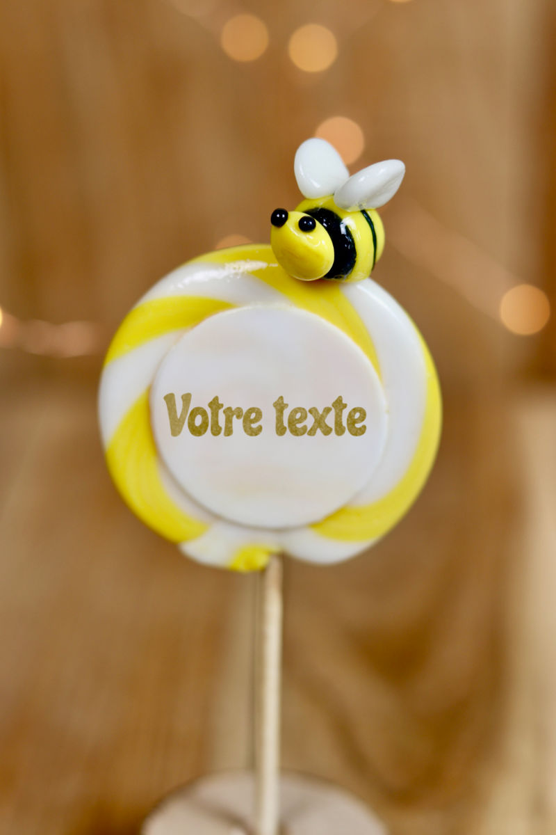 Sucette imprimée à personnaliser au citron avec une abeille sculptée dessus. 