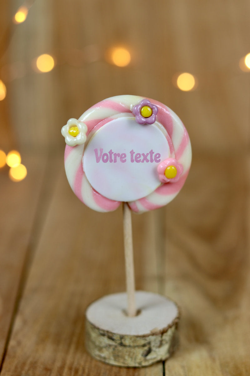 Sucette imprimée à personnaliser avec des petites fleurs sculptées dans un décor féérique