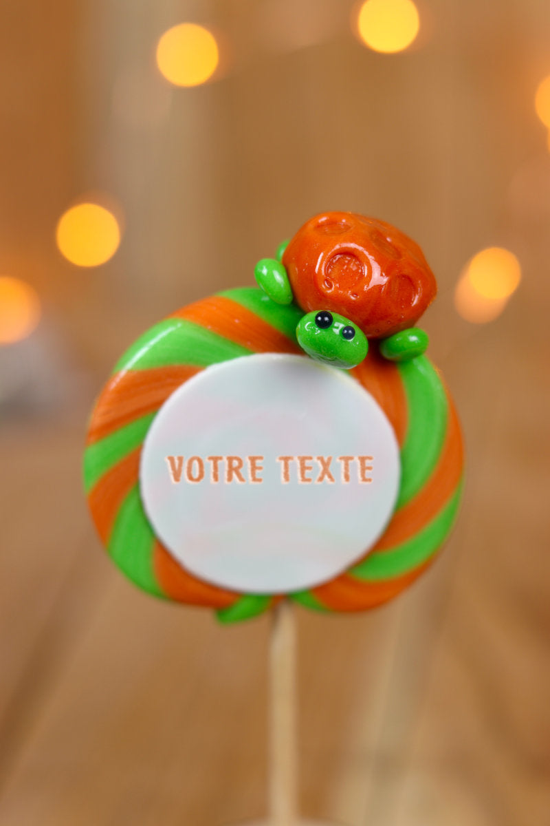 sucette imprimée à personnalisée à la pomme et au caramel avec une tortue sculptée en sucre cuit dessus