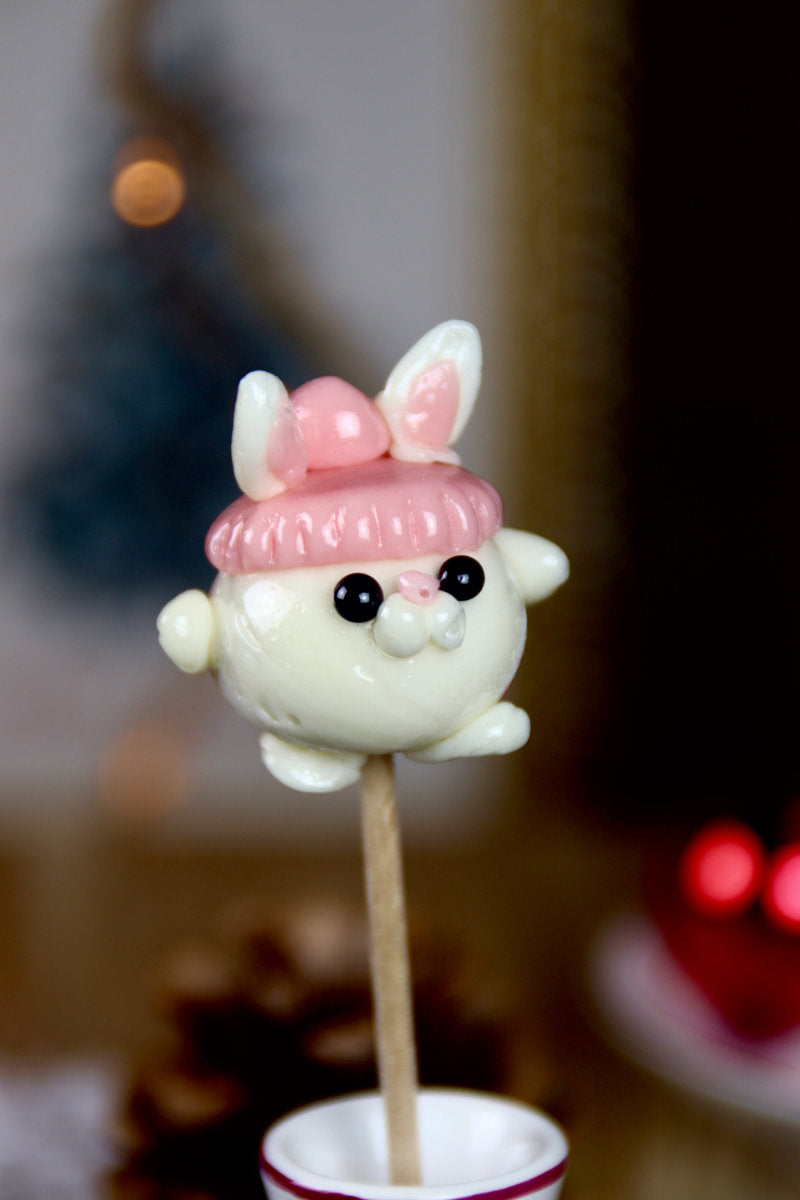 Sucette sculptée en forme de lapin portant un bonnet 