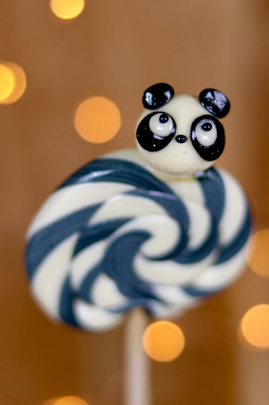 Une sucette foraine artisanale vanille cola avec un panda sculptée dessus