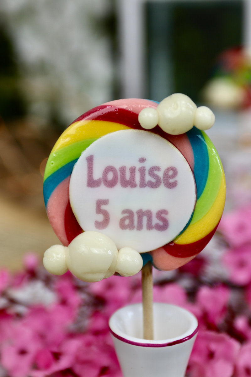 Sucette arc-en-ciel avec deux nuages blancs sculptés, au goût multifruit