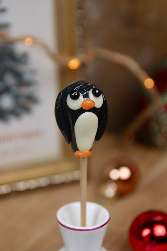 Sucette artisanale en forme de pingouin au cola et à la vanille