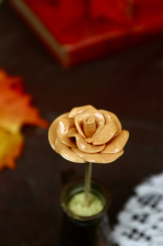 Sucette artisanale en forme de rose, parfum caramel beurre salé, sculptée à la main