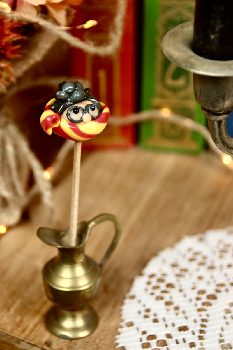 Une sucette sculptée artisanale en forme de Harry Potter multifruit