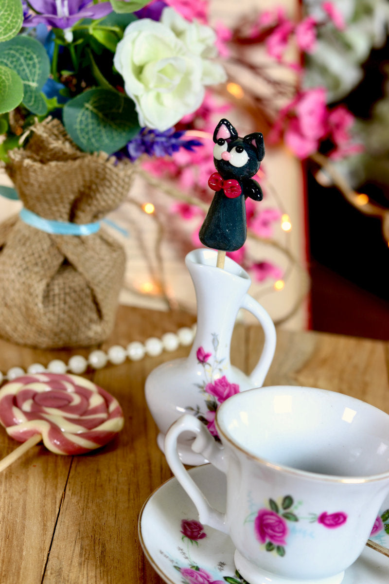 Sucette en forme de chat au cassis dans un déco vintage