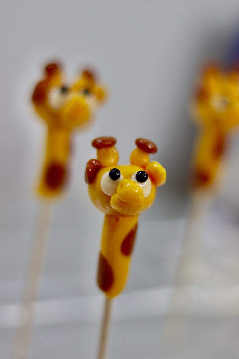 Production de sucette sculptée en forme de girafe l'ananas et au caramel