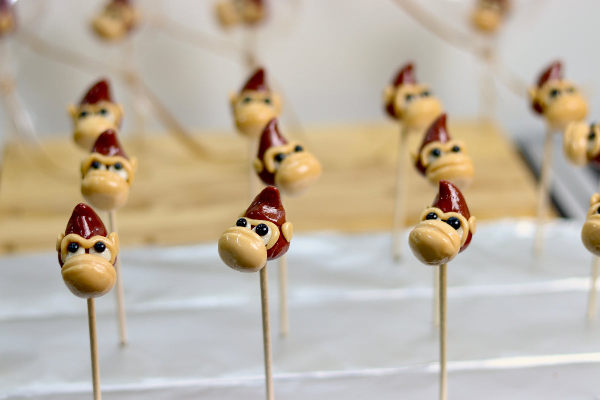 Production de sucette en forme de gorille inspiré de Donkey Kong au cacao et au caramel