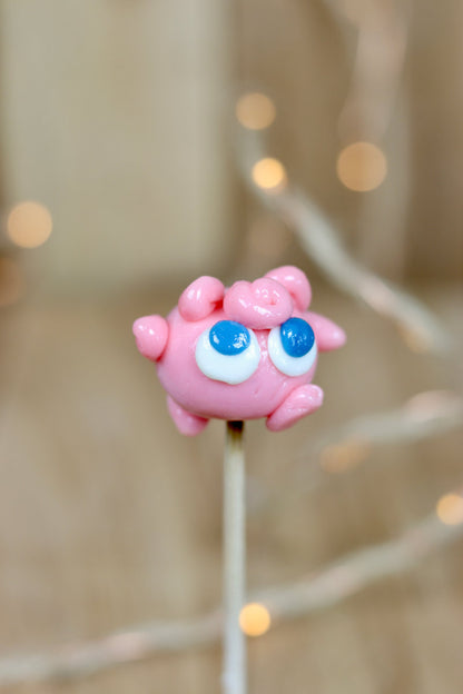 Sucette sculptée en forme de roudoudou à la fraise. 