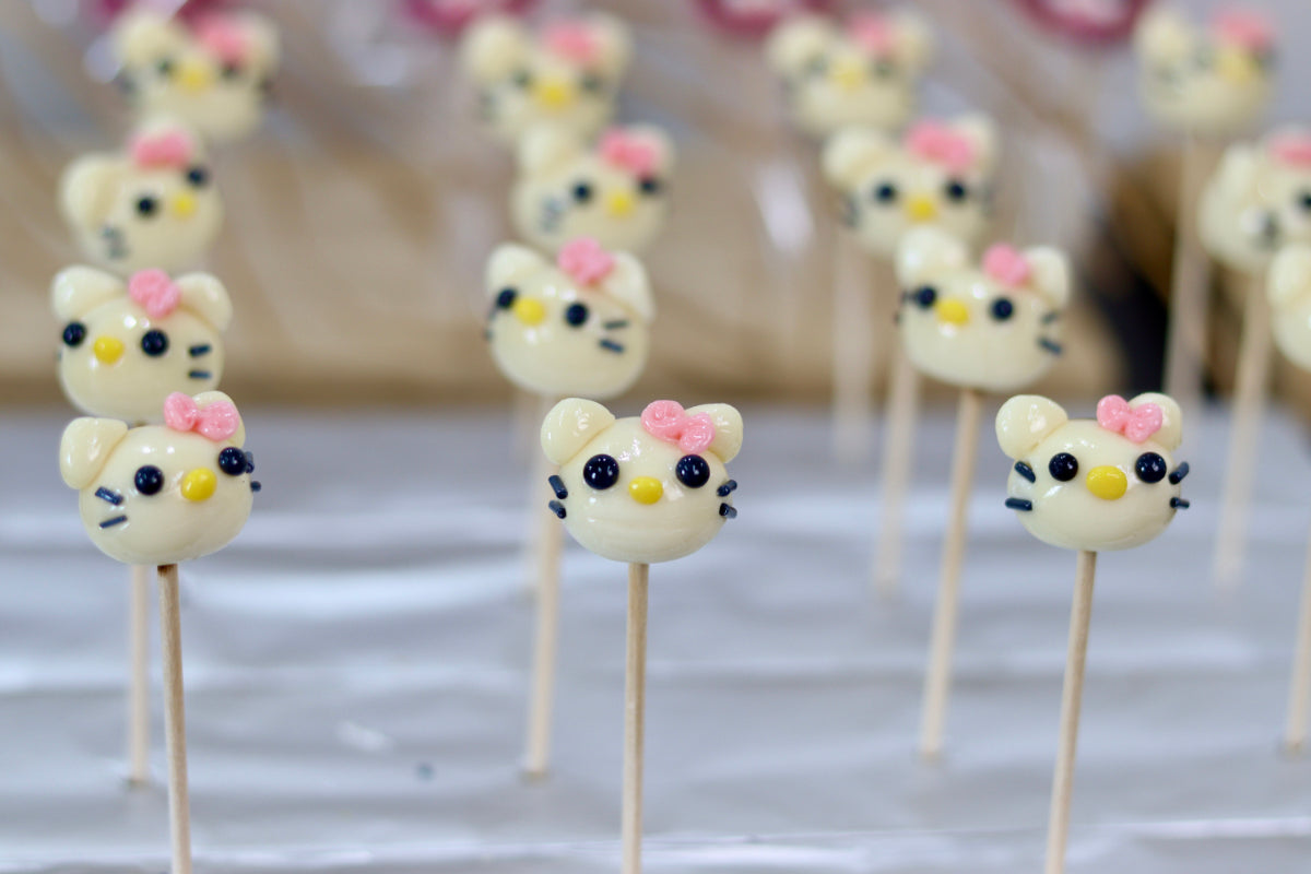 Production de sucette sculptée en forme d'hello Kitty à la vanille