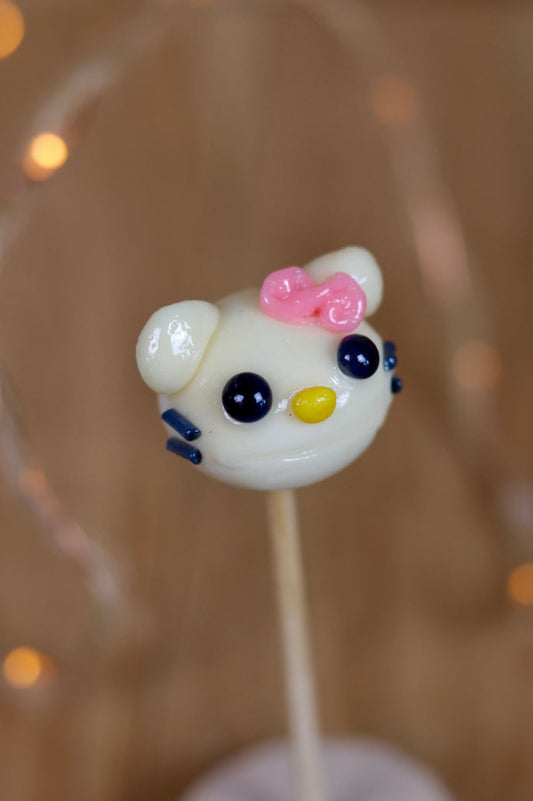 Sucette sculptée à la vanille en forme d'Hello Kitty
